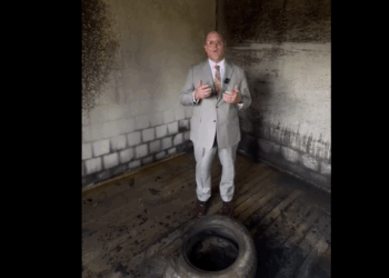 Hovenier viziton shtëpinë në Istog së cilës iu hodh flaka, e dënon aktin