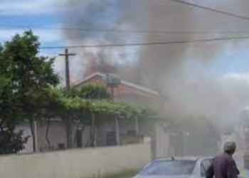 Lëndohen dy femra nga tymi që përfshiu një ndërtesë në Mitrovicë