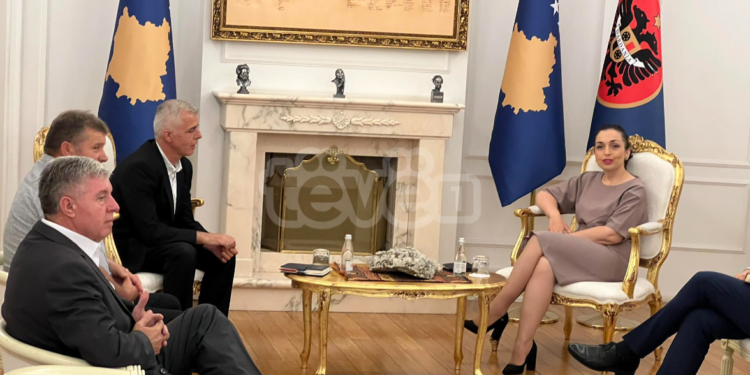 Presidentja Osmani po e zhvillon takimin me përfaqësues të OVL të UÇK-së