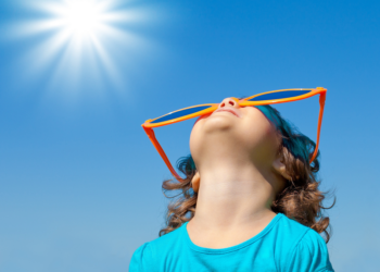 MSH-ja me këshilla se si duhet kujdesur për fëmijët gjatë temperaturave të larta