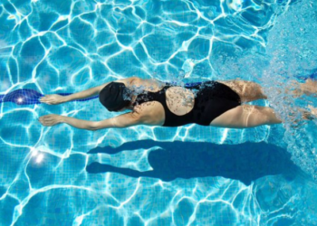 Ushqimet që duhet t’i shmangni patjetër 4 orë para se të notoni