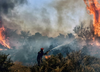Greqia vazhdon përpjekjet për të pestën ditë për të shuar zjarret