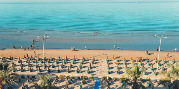 Kosovarët reduktojnë pushimet sivjet, shkak rritja e lartë e çmimeve në bregdetin shqiptar