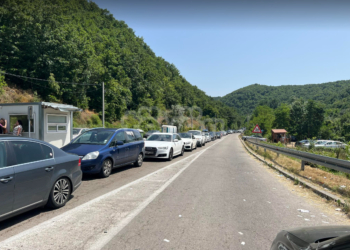 Deri në 5 orë pritje për të hyrë në Kosovë te Dheu i Bardhë, kolona deri në 2 kilometra