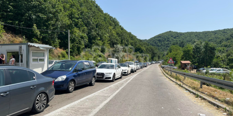 Deri në 5 orë pritje për të hyrë në Kosovë te Dheu i Bardhë, kolona deri në 2 kilometra