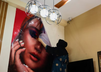 Përtej bukurisë: Dëshpërimi i grave afgane nga mbyllja e salloneve