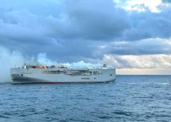 Një i vdekur dhe 22 të lënduar pas zjarrit në një anije që po bartte afër 3 mijë vetura