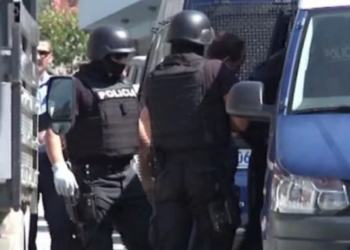Policia me aksion në disa qytete vë në pranga policë, biznesmenë dhe prokurorë