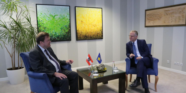 Bislimi priti në takim lamtumirës ambasadorin e Austrisë në Kosovë