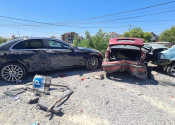 Lëndohen dy persona në një aksident mes katër veturave në Klinë