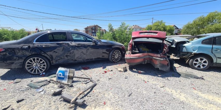 Lëndohen dy persona në një aksident mes katër veturave në Klinë