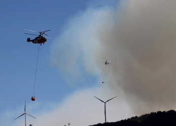 Helikopterë e aeroplanë në aksion për shuarjen e e zjarrit në Hatay të Turqisë