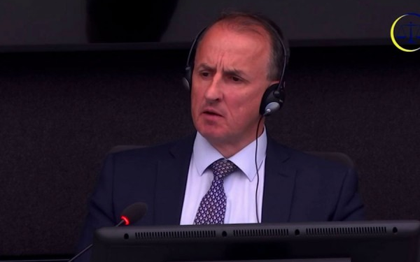 ​Oficeri britanik pajtohet që serbët sajonin operacione për ta etiketuar UÇK-në si terroriste