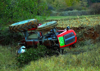 Vdes një burrë në Ferizaj, rrokulliset me traktorin e ngarkuar me dru