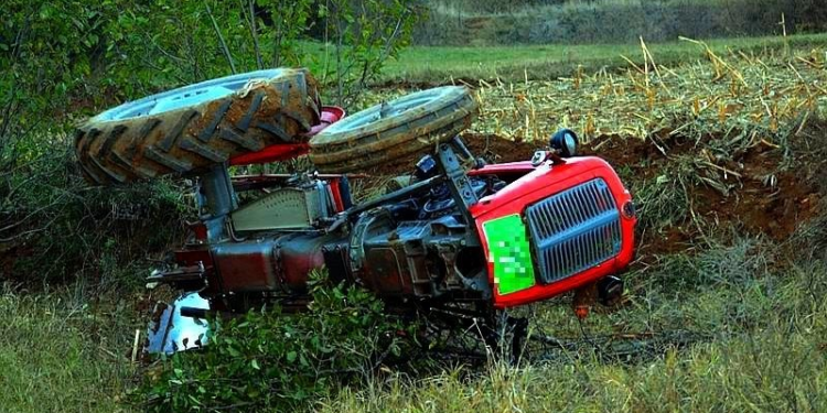 Vdes një burrë në Ferizaj, rrokulliset me traktorin e ngarkuar me dru
