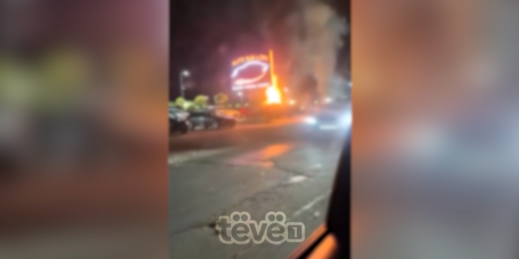 Veturat në autosallon përfshihen nga zjarri