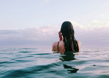 Këto janë sëmundjet që mund të kurojë uji i detit