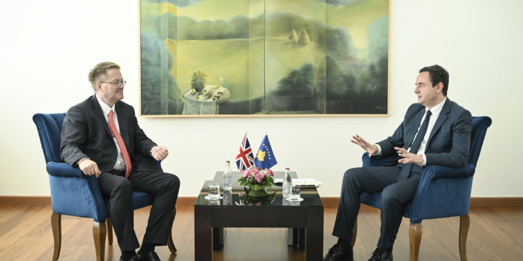 Kurti pret në takim ambasadorin Abbott, flasin për zhvillimet në vend