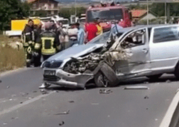 Vetura përplaset me kamionin në Gjakovë, vdes një person