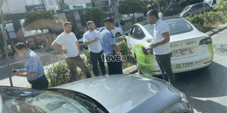 Aksidentohet një taksi në lagjen Ulpiana