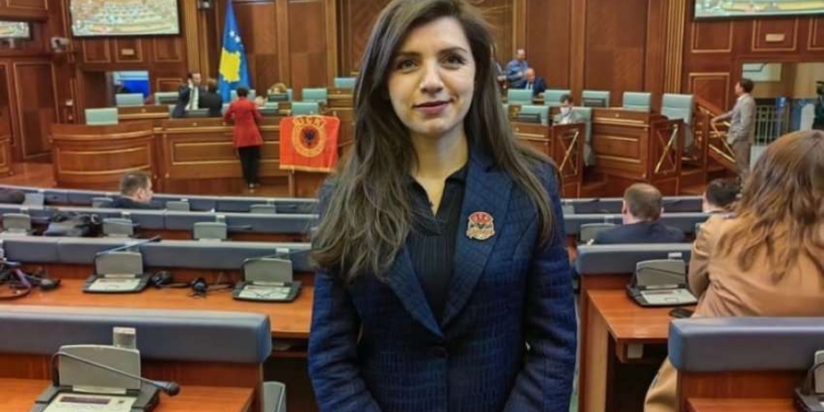 Deputetja e Vetëvendosjes që u aksidentua sot thotë se ajo dhe familja e saj janë mirë