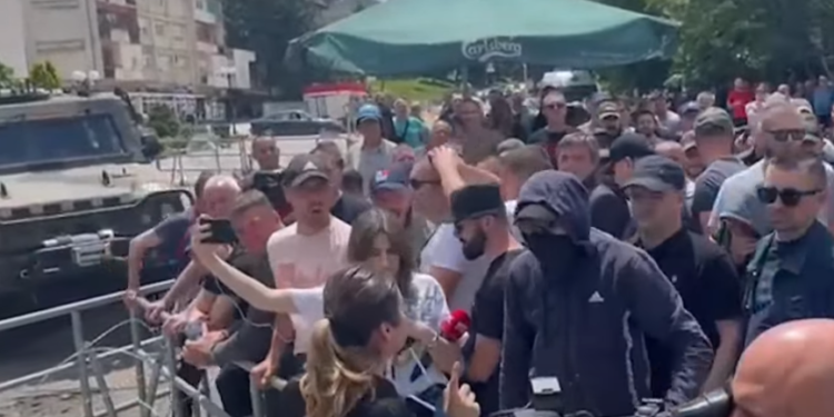 Tre serbët e arrestuar për sulmet ndaj gazetarëve u liruan me dorëzani