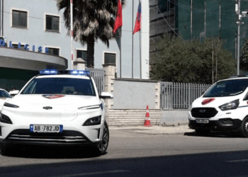 Mbajtën në garazh për 45 minuta katër pushues nga Kosova, arrestohen dy persona në Durrës