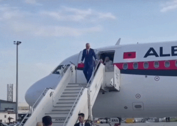 Rama mbërrin në Beograd, pritet nga Vuçiq