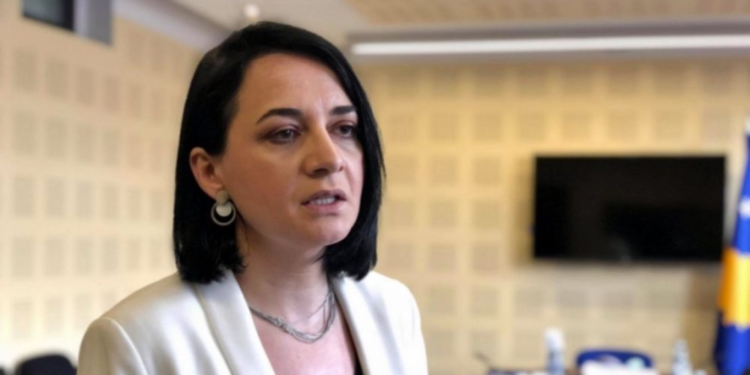 Pacolli i reagon Hotit : Ju s’arritët ta rrisni pagën minimale për 12 vjet, ne po e bëjmë për  2 vite