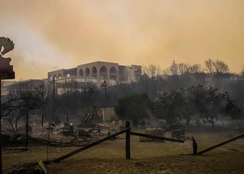 Vala e të nxehtit në Greqi nuk tregon shenja të ndalimit
