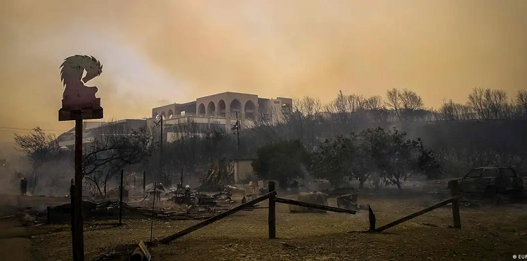 Vala e të nxehtit në Greqi nuk tregon shenja të ndalimit