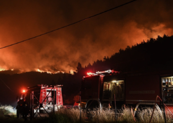 Mijëra njerëz largohen nga shtëpitë dhe hotelet në Greqi derisa zjarret përhapen