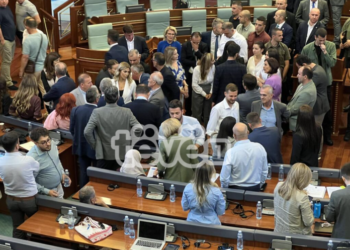 Mëse gjysmë ore pas përleshjes deputetët vazhdojnë të qëndrojnë në sallë, shtohet prezenca e policisë jashtë