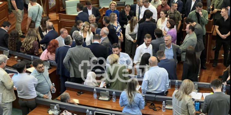 Mëse gjysmë ore pas përleshjes deputetët vazhdojnë të qëndrojnë në sallë, shtohet prezenca e policisë jashtë