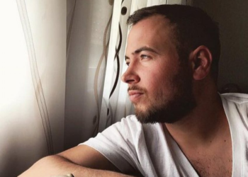 “Shpërthen” aktori pas rrahjes së deputetëve: Ju jeni vagabonda, keni arrit me pru punën që i madh e i vogël me ikë prej aty