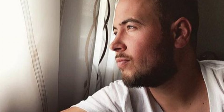 “Shpërthen” aktori pas rrahjes së deputetëve: Ju jeni vagabonda, keni arrit me pru punën që i madh e i vogël me ikë prej aty