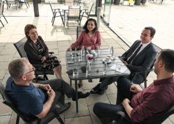 Kurti publikon foto me Osmanin, Konjufcën, Bislimin e Gërvallën