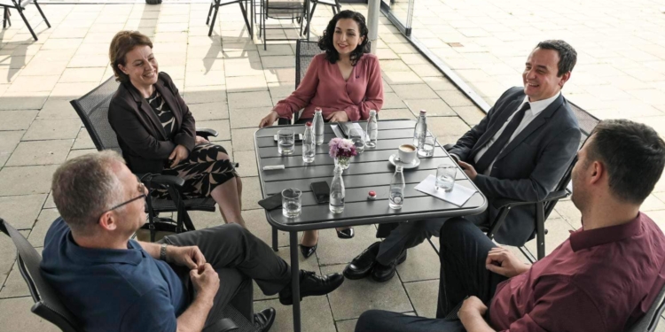 Kurti publikon foto me Osmanin, Konjufcën, Bislimin e Gërvallën