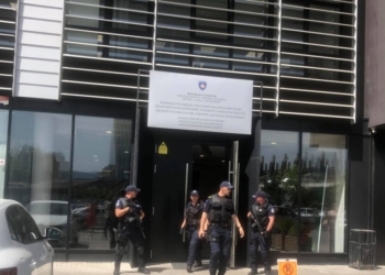 Ministri Peci liron nga detyra këshilltarin e tij që u arrestua për korrupsion