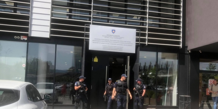 Ministri Peci liron nga detyra këshilltarin e tij që u arrestua për korrupsion