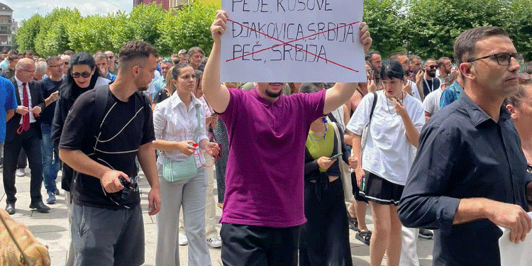 Dy qytetarë penguan protestën e sotme të gazetarëve në përkrahje të Klan Kosovës