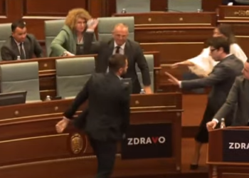 Skenat e dhunës në Kuvend, analistët thonë se mund të rrezikohet demokracia e vendit