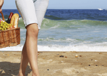 Çfarë nuk duhet të hani dhe pini kur jeni në plazh?