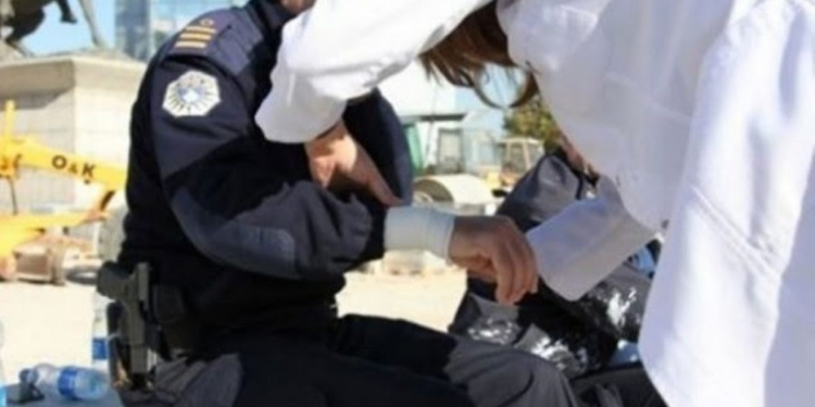 Një person rrah një zyrtar policor, arrestohet