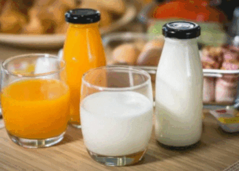 Qumësht apo lëng portokalli? Ja çfarë duhet në konsumoni në mëngjes
