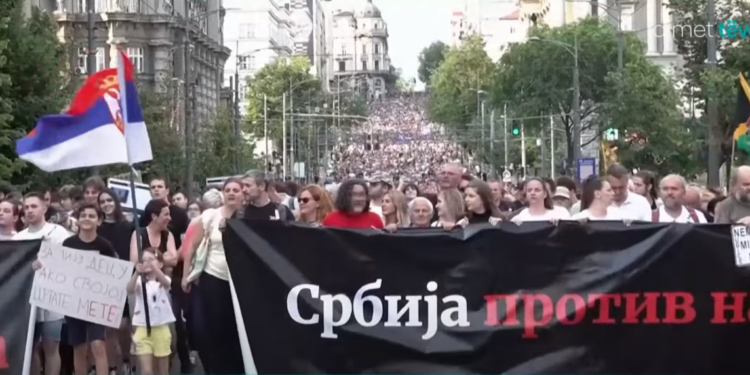 Protestat që po lëkundin pushtetin e Vuçiqit