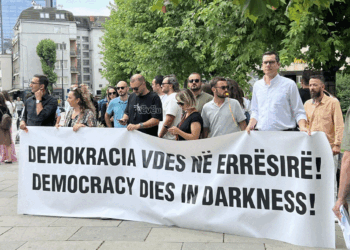 Nis protesta për mbështetjen e Klan Kosovës