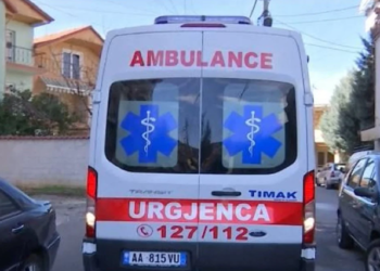 Tiranë: 13-vjeçari gjendet i vdekur brenda veturës