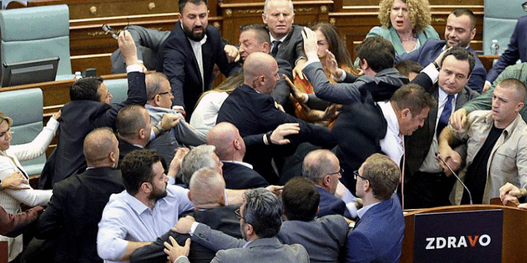 Pushteti i vendosur për të vazhduar punën e Kuvendit, opozita e akuzon për dështim