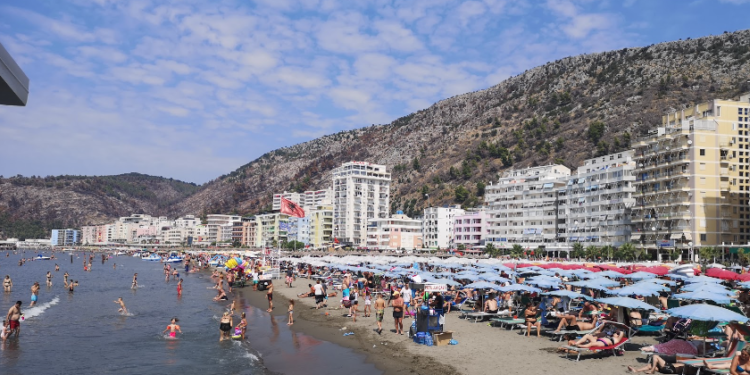 Një grua nga Kosova në gjendje të rëndë, rrezikoi të mbytet në plazh